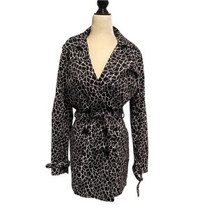 Vertigo Paris geometric black white design. Front pockets. Waist has a tie. Sz L